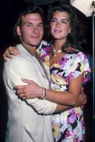 Patrick Swayze, Brooke Shields 1986.jpg